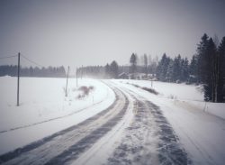 Valokuva: Talvinen tiemaisema Haapavedeltä.